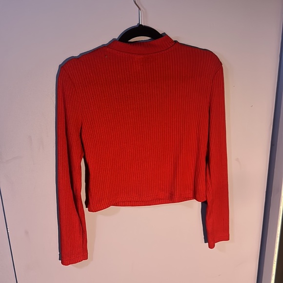 🌷2/10🌷 H&M red long sleeve size medium - Picture 3 of 3